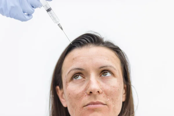 Foto de mujer con piel seca y mano en guante médico con inyección. — Foto de Stock