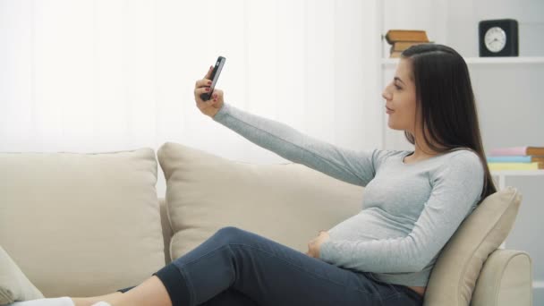 4k wideo ciężarnej kobiety robiącej selfie. — Wideo stockowe