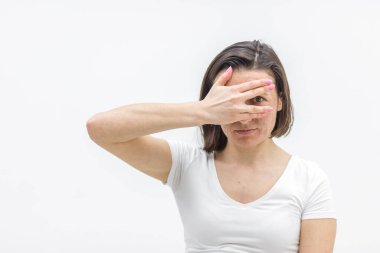 Cilt sorunu olan bir kadının kameraya bakarken çekilmiş fotoğrafı. Sağlık sorunları kavramı.