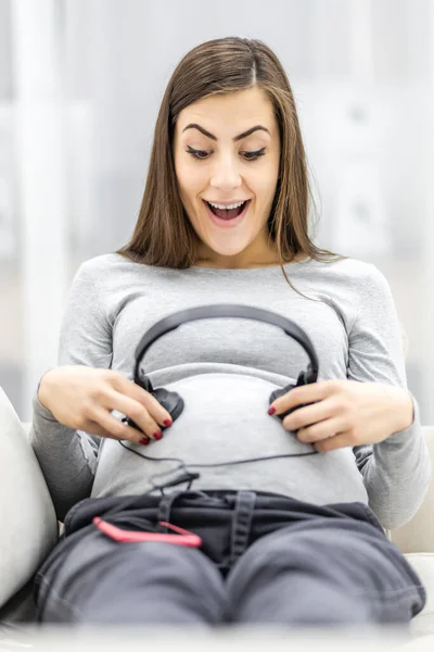 Nahaufnahme von schwangerer Frau mit Kopfhörer. — Stockfoto