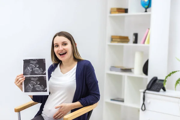 Foto einer lächelnden Schwangeren mit Ultraschall-Ergebnis. — Stockfoto