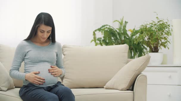 4k slowmotion närbild video av gravida kvinna bär casual kläder. — Stockvideo