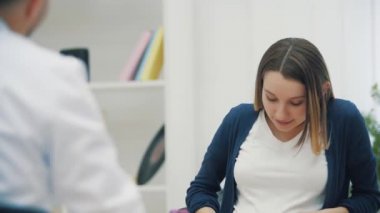 Hamile bir kadının doktorla konuştuğu 4K video..