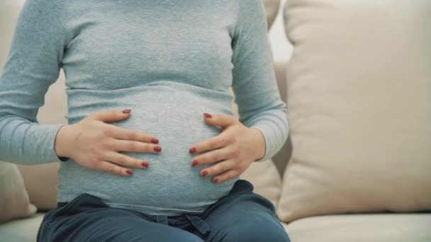 4k slowmotion close up video wanita hamil mengenakan pakaian santai. — Stok Video