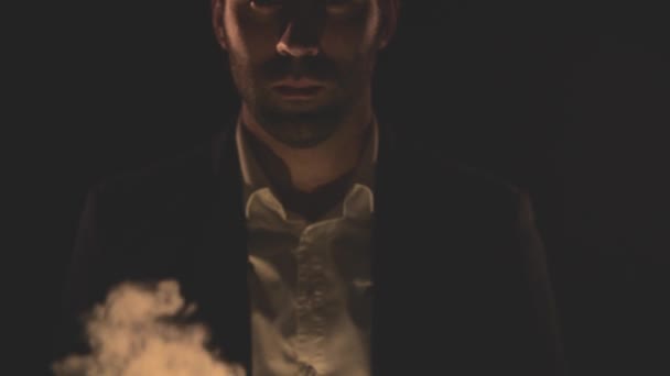4k videó az ember mutatja két ököl a füst a fekete háttér. — Stock videók