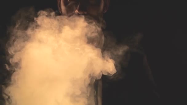 4k wideo człowieka pokazując dwie pięści w dymie na czarnym tle. — Wideo stockowe
