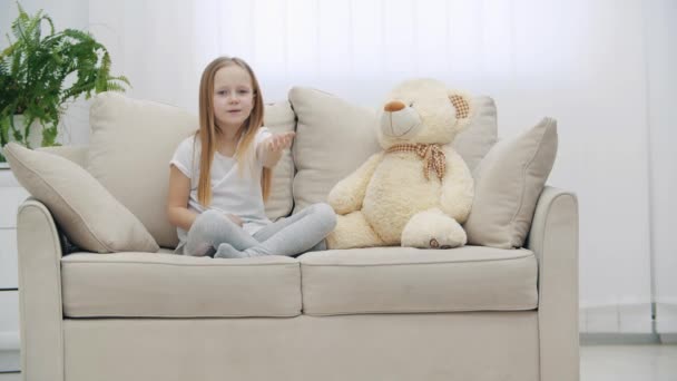 4k video of little girl and teddy bear sending air kiss. — Stockvideo