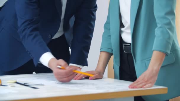 4k close-up video van handen werken met papieren op kantoor. — Stockvideo