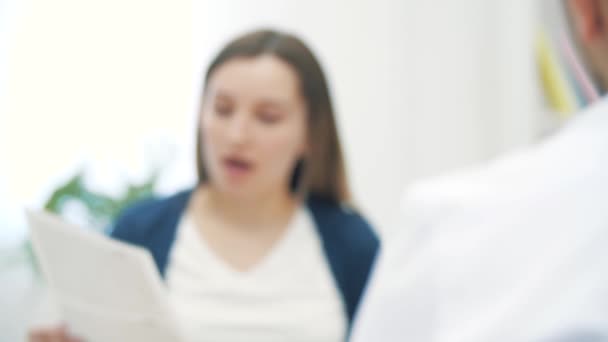 4k slow motion video of blurred cropped view of pregnant woman talking to doctor. — Stock Video