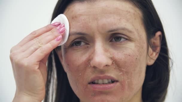 4k повільне відео руху жінки з чисткою губки . — стокове відео