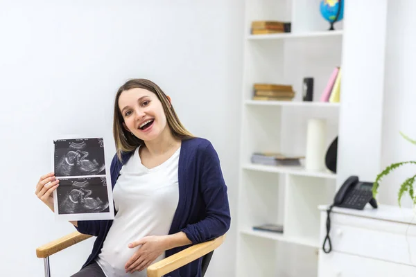 Foto einer lächelnden Schwangeren mit Ultraschall-Ergebnis. — Stockfoto