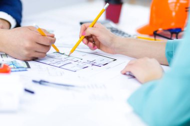 Ofiste kağıtlarla çalışan ellerin fotoğrafını kapat..