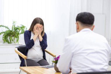 Hamile bir kadının doktorla konuştuğu fotoğraf..