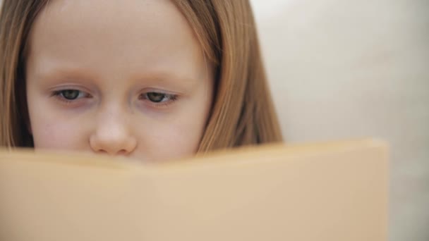 4k ralenti vidéo de la petite fille tenant un livre. — Video
