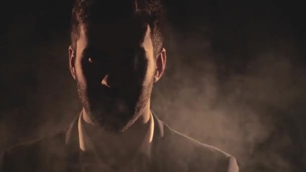 4k крупним планом відео чоловіче обличчя в тіні і дим . — стокове відео