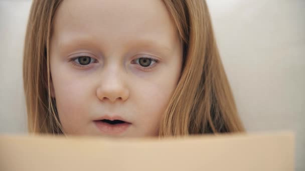 4k慢动作视频：小女孩拿着一本书. — 图库视频影像