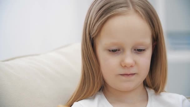 4k lassított felvétel közeli videó meglepett kislány olvasás egy könyvet. — Stock videók