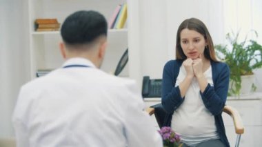 Hamile bir kadının doktorla konuştuğu 4K video..
