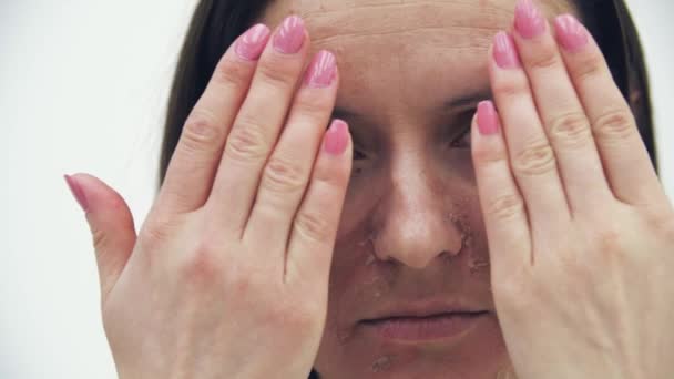백인 소파에 앉아 엄지손가락을 보이는 임산부 의 4k 슬로 모션 비디오. — 비디오