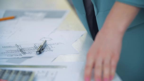 4k närbild video av händer som arbetar med papper på kontoret. — Stockvideo