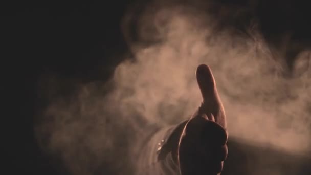 4k video muže ukazující palec dolů v kouři. — Stock video