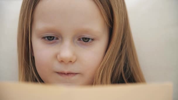 4k slow motion vídeo de menina lendo um livro. — Vídeo de Stock