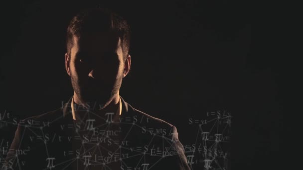 4k zpomalené video mužské tváře ve stínu, kouři a matematice. — Stock video