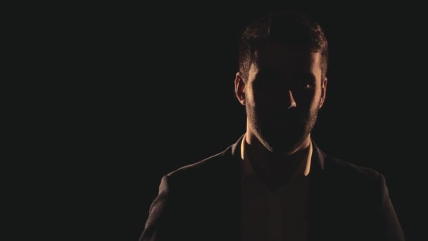 4k крупним планом уповільнене відео чоловічого обличчя в тіні . — стокове відео