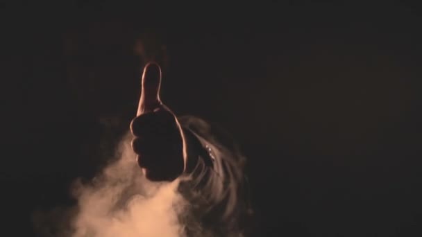 4k video van de man met duim naar beneden in de rook. — Stockvideo