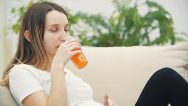4k video of pregnant woman drinking orange juice. — Stock Video