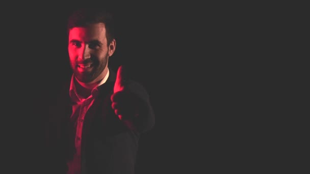 4kビデオの男で影と煙とピンクの光上の背景. — ストック動画