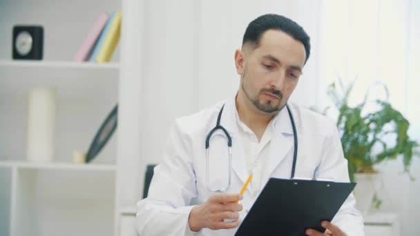 4k slow motion vídeo of doctor waiting for his patient. — Vídeo de Stock