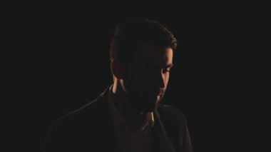 4k, erkek yüzünün gölgedeki ağır çekim videosunu kapat..