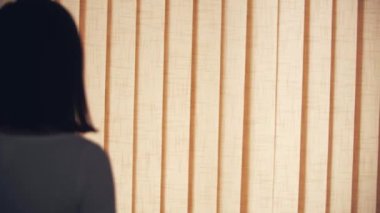 4k video 'da kadın pencereye bakıyor ve perdeler birini bekliyor..