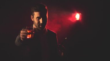 4k video 'da alkol ve sigara içen bir adam var..