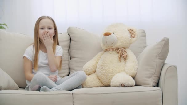4k відео маленької дівчинки і плюшевого ведмедя, що відправляє повітряний поцілунок . — стокове відео