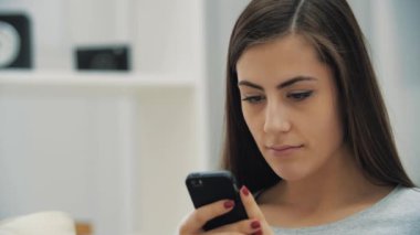 Doktorun baş parmağını gösterdiği 4k yavaş çekim videosu.
