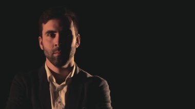 4k, erkek yüzünün gölgedeki ağır çekim videosunu kapat..