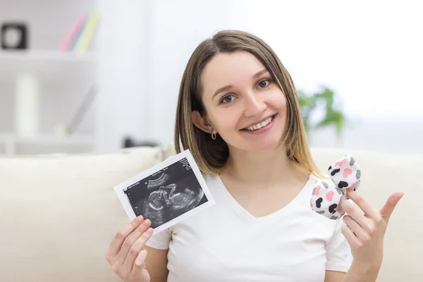 Foto de mujer embarazada sonriente con resultado de ultrasonido. —  Fotos de Stock