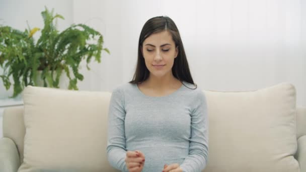 4k видео замедленной съемки беременной женщины в детской одежде. — стоковое видео