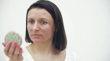 4k ağır çekim, aynaya bakan kadın yüzü videosu..