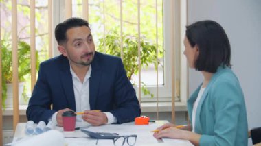 4k video, iş görüşlerini tartışan iş arkadaşlarının modern ofiste toplandığı video..