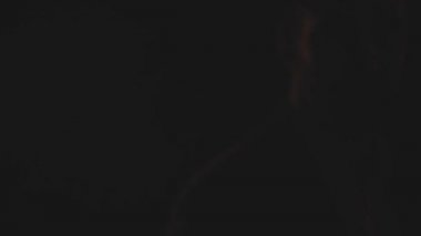 Siyah arka planda parmak dumanının 4k yavaş çekim videosu.