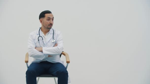 4k zpomalené video doktora v laboratorním plášti sedícího v křesle. — Stock video