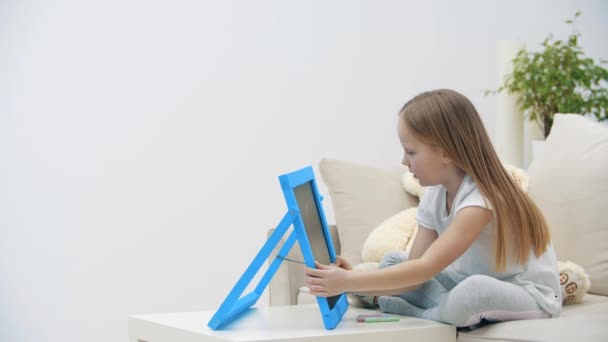 Enfant Fille Dessin Sur Tableau Blanc Maison Vidéo Concept Activité — Video