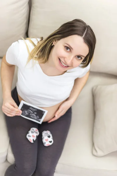 Foto Einer Schwangeren Frau Die Hause Einen Ultraschallbericht Hält Konzept — Stockfoto