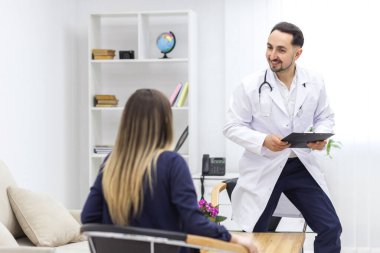 Hamile bir kadının doktorla konuştuğu fotoğraf. Doktoru ziyaret etme kavramı.