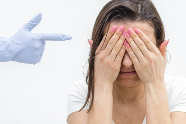 Zamknij Zdjęcie Kobiecej Twarzy Dłoni Rękawiczce Medycznej Pojęcie Pielęgnacji Skóry — Zdjęcie stockowe