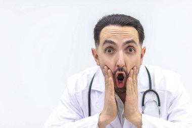 Kameraya steteskopla poz veren yetişkin bir erkek doktorun yakın çekimi. Sağlık ve İlaç kavramı.