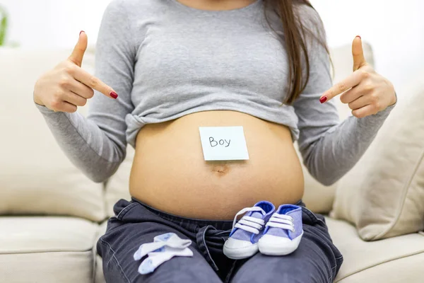 Ausgeschnittenes Foto Einer Schwangeren Frau Die Mit Kinderkleidung Auf Dem — Stockfoto